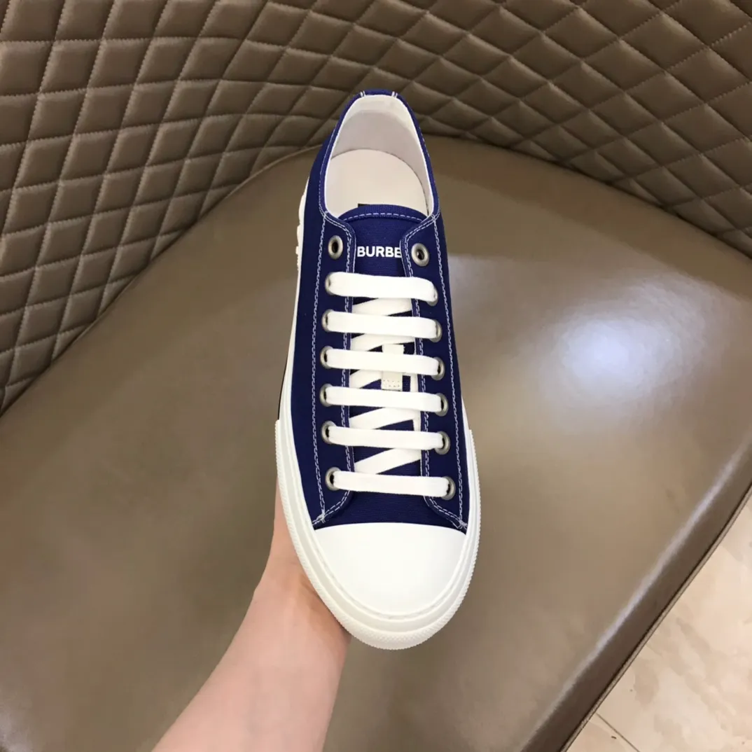 ◾️Men's Shoes💰380 ▫️B's men's classic low-top sneakers are reinterpreted with Vintage retro plaid cotton material and decorated with a new brand logo. First-grain cowhide lining, embossed Burberry lettering logo on the heel, original outsole! 38-46